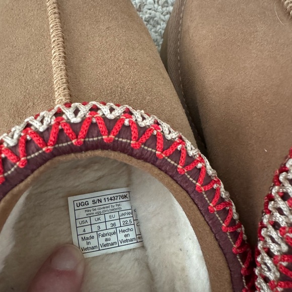 UGG Brown Kids Slippers with Red Accents - Picture 4 of 4